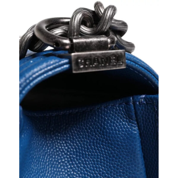CHANEL - Bolso de hombro mediano de piel de cordero azul con doble cadena - Image 3