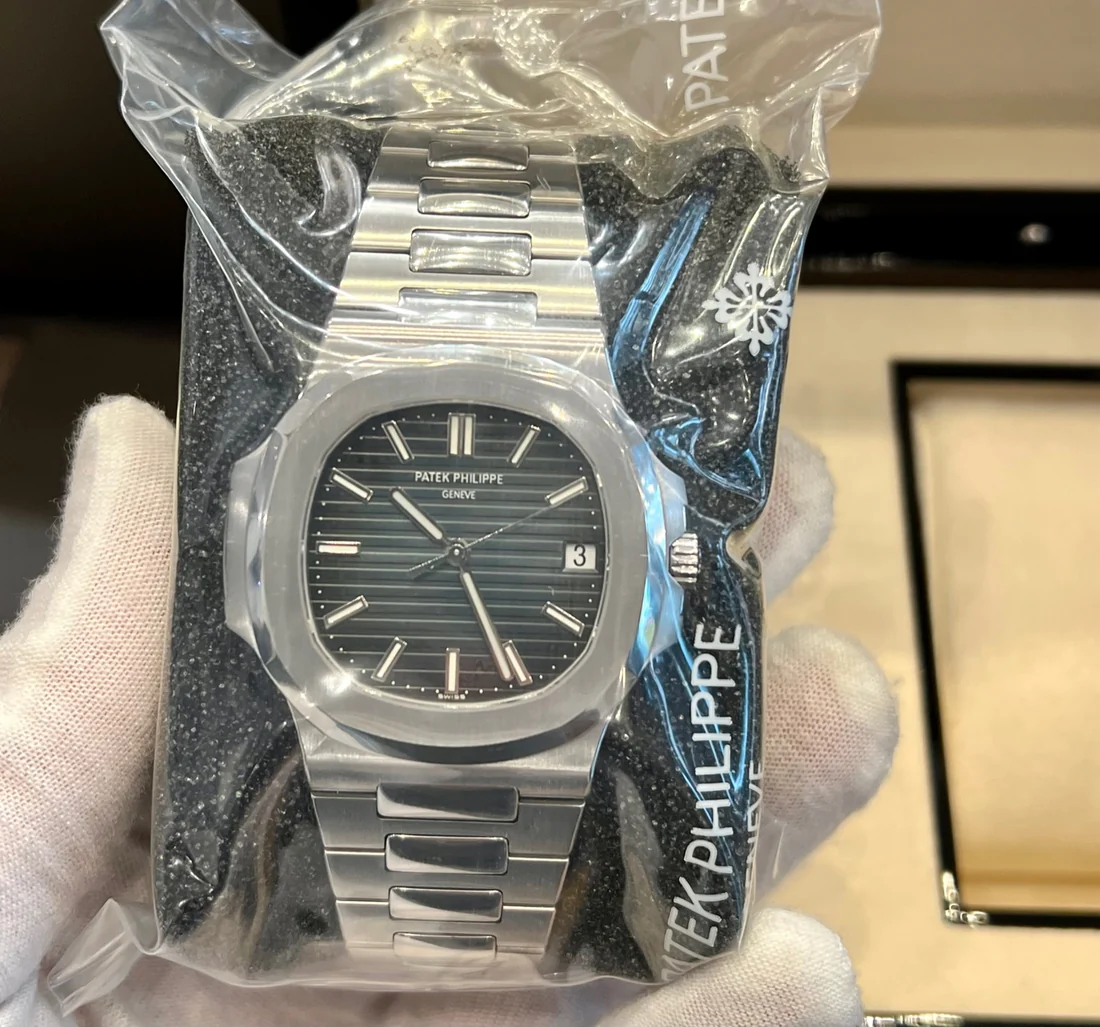 PATEK PHILIPPE - Nautilus 5711/1A Esfera Azul 2015 SELLADO Garantía Italiana